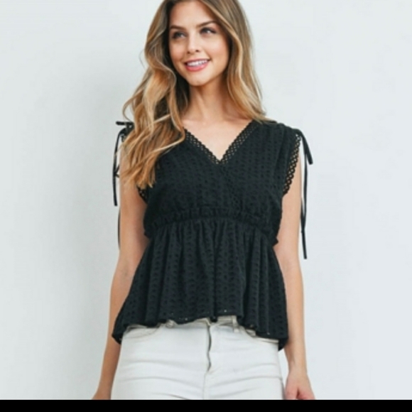 ♥️New boutique Cotton eyelet top - Picture 2 of 11